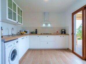 Frigorífic, forn i utensilis de cuina, vaixella i coberteria