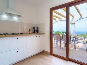 Een koelkast, een oven, kookgerei, borden en bestek