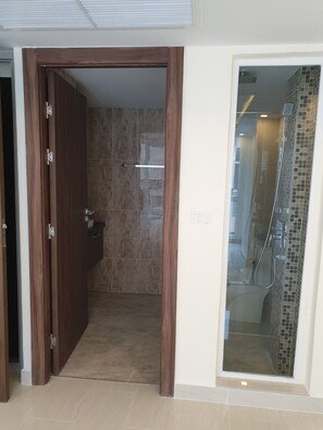 Bathroom - Grand Avenue by Moshe (Pattaya)