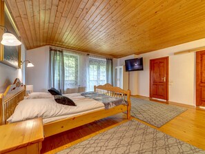 5 bedrooms, iron/ironing board, WiFi