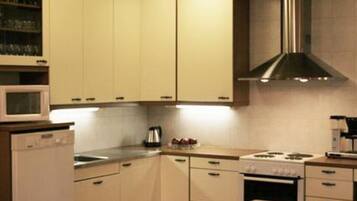 Frigorifero, microonde, lavastoviglie, pentole/stoviglie/utensili