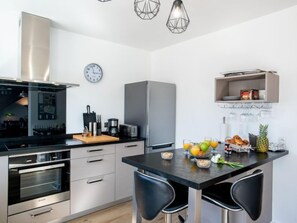 Kühlschrank, Mikrowelle, Ofen, Geschirrspüler