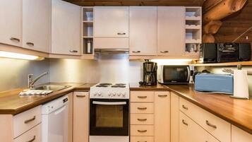 Fridge, microwave, dishwasher, cookware/dishes/utensils