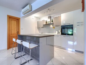 ثلاجة، ميكروويف، فرن، غسالة أطباق