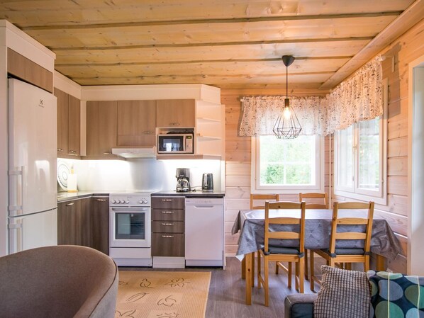 Køleskab, mikrobølgeovn, opvaskemaskine, køkkentøj/tallerkener/redskaber