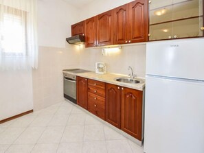 Kühlschrank, Ofen, Kochgeschirr/Geschirr/Besteck