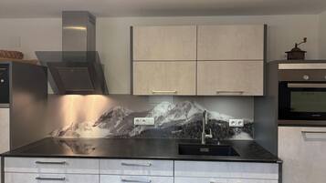 Kühlschrank, Mikrowelle, Ofen, Geschirrspüler