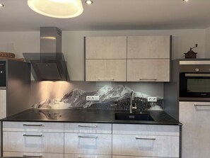 Kühlschrank, Mikrowelle, Ofen, Geschirrspüler