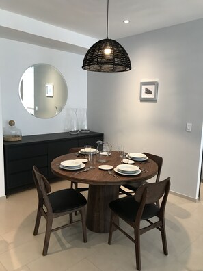 55-inch Smart TV with digital channels, TV, Netflix - Stay at The Heart of Queretaro with Style (Querétaro)