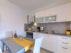 Fridge, microwave, oven, dishwasher - Apartment Lili by Interhome (Poreč)