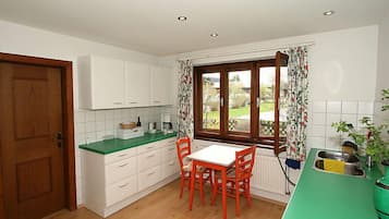 Kühlschrank, Ofen, Geschirrspüler, Kochgeschirr/Geschirr/Besteck