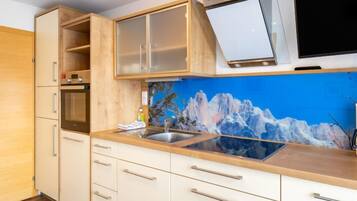 Kühlschrank, Ofen, Geschirrspüler, Kochgeschirr/Geschirr/Besteck