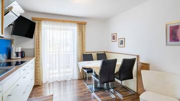 Kühlschrank, Ofen, Geschirrspüler, Kochgeschirr/Geschirr/Besteck