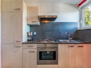 Kühlschrank, Mikrowelle, Ofen, Kochgeschirr/Geschirr/Besteck