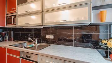 Kühlschrank, Mikrowelle, Ofen, Geschirrspüler