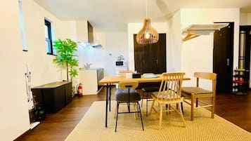 家庭客房 (Deluxe, 2F) | 書桌、手提電腦工作空間、免費 Wi-Fi