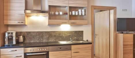 Fridge, oven, dishwasher, cookware/dishes/utensils