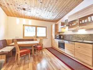 Kühlschrank, Ofen, Geschirrspüler, Kochgeschirr/Geschirr/Besteck