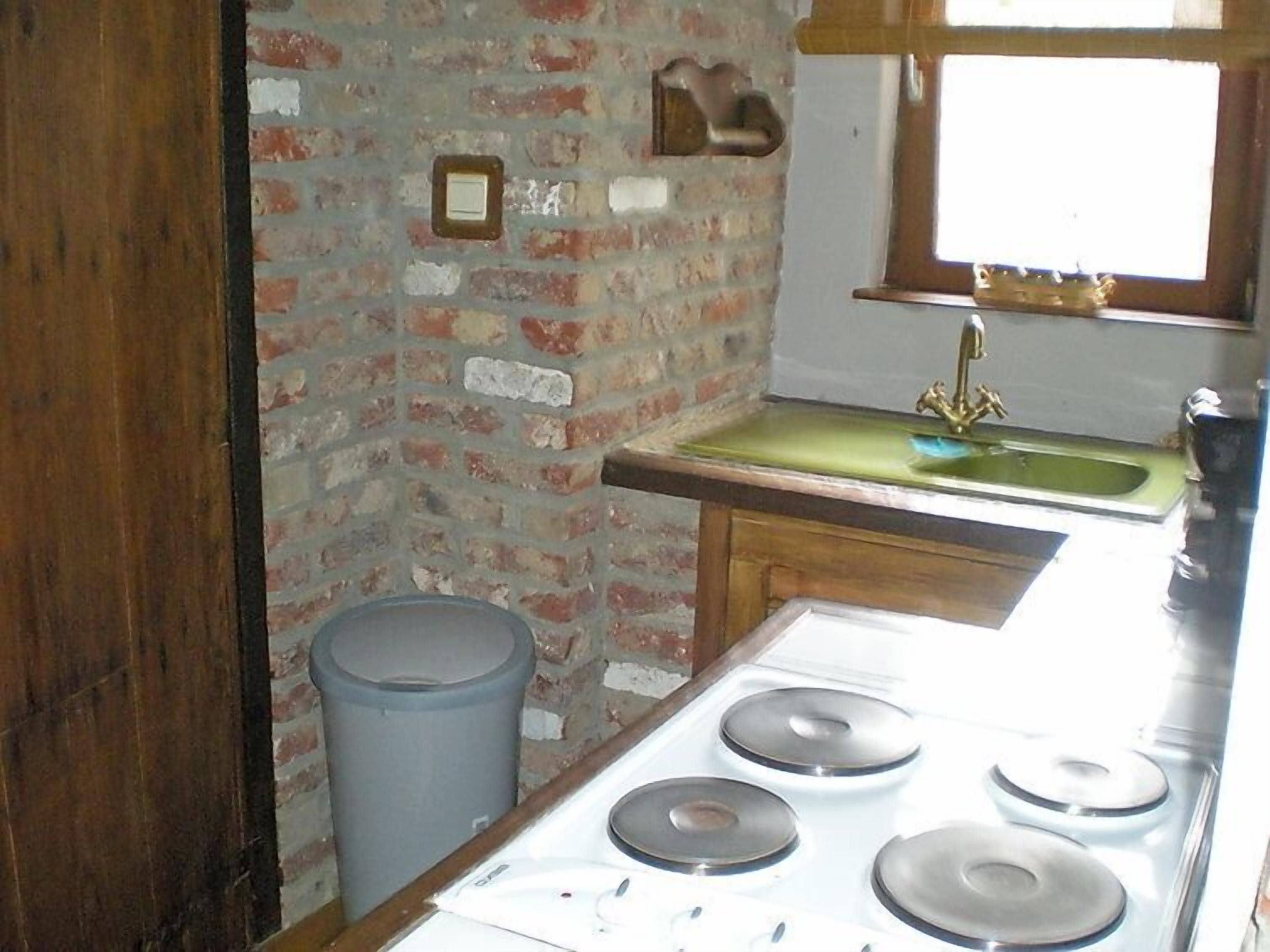 Een koelkast, een microgolfoven, kookgerei, borden en bestek