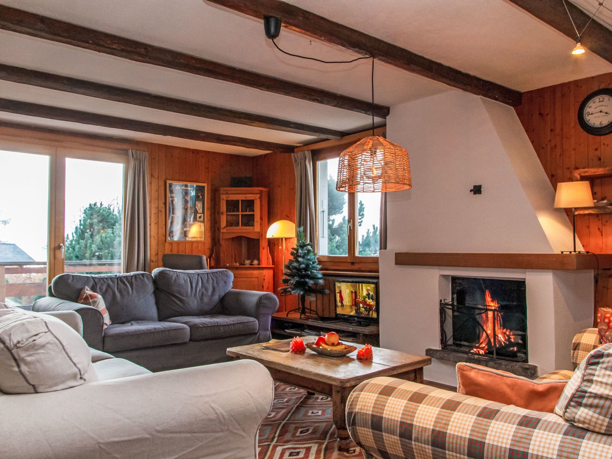 TV, fireplace