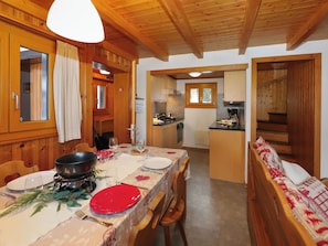 Ein gemütliches Holzhaus mit Essbereich, Küche und Wohnbereich.