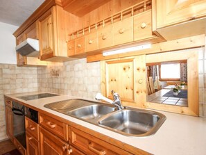 Kühlschrank, Mikrowelle, Ofen, Geschirrspüler