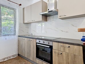 Frigorífico, microondas, horno y lavavajillas
