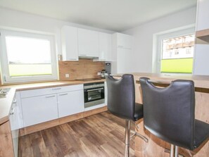 Kühlschrank, Ofen, Geschirrspüler, Hochstuhl