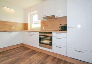 Frigorifero, forno, lavastoviglie, seggiolone