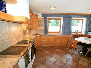 Fridge, oven, dishwasher, cookware/dishes/utensils