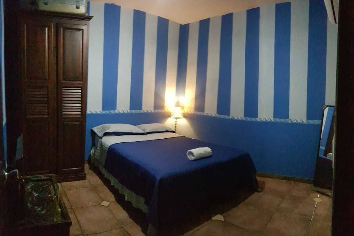 Kamar Double | Seprai premium, selimut bulu angsa, dan tirai kedap cahaya