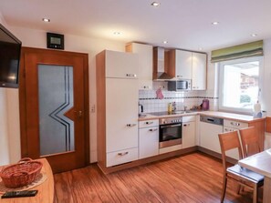 Kühlschrank, Mikrowelle, Ofen, Geschirrspüler