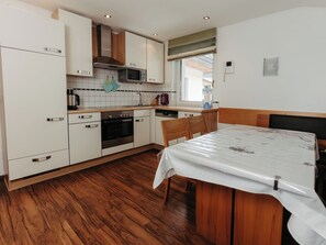 Kühlschrank, Mikrowelle, Ofen, Geschirrspüler