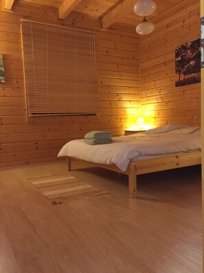 4 habitaciones, tabla de planchar con plancha y cuna de viaje