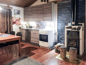 Jääkaappi, mikroaaltouuni, astianpesukone, syöttötuoli