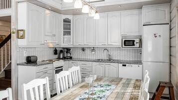 Fridge, microwave, dishwasher, cookware/dishes/utensils