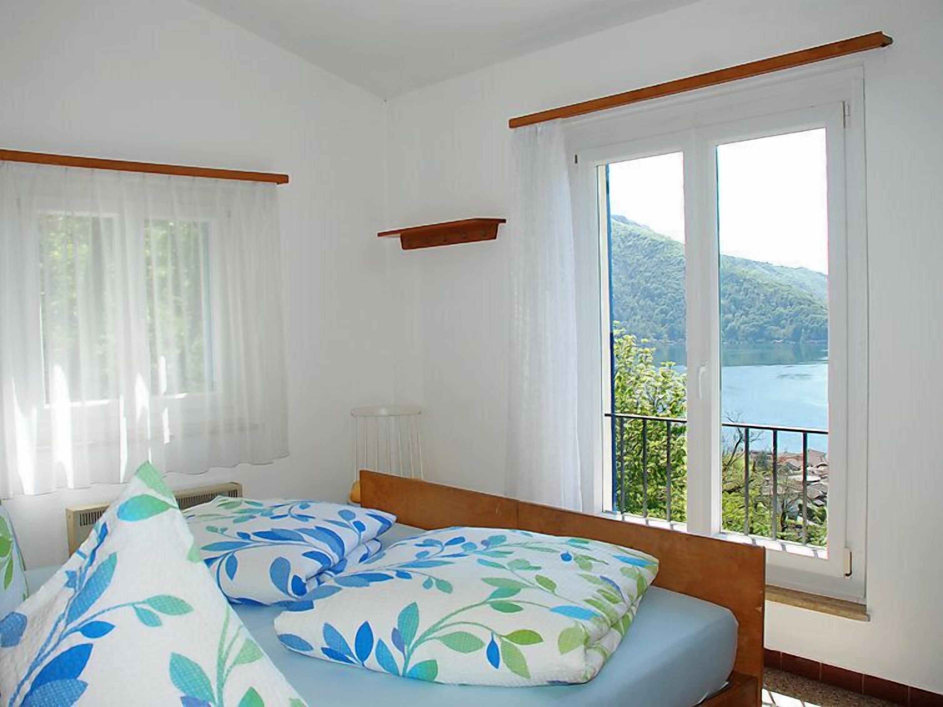 4 bedrooms, iron/ironing board, free Internet