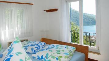 4 bedrooms, iron/ironing board, free Internet