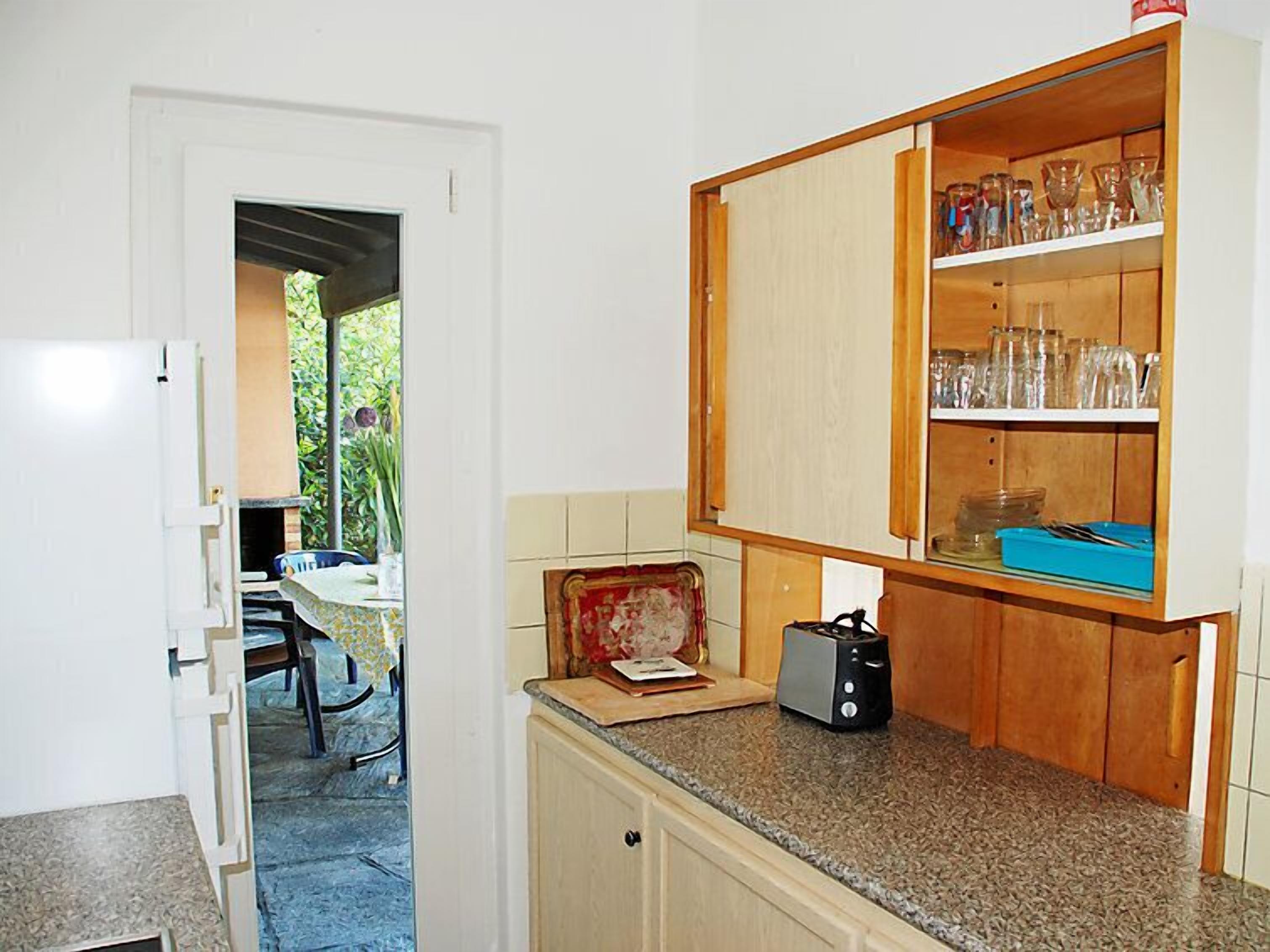 Kühlschrank, Ofen, Hochstuhl, Kochgeschirr/Geschirr/Besteck