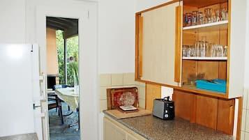 KĂŒhlschrank, Ofen, Hochstuhl, Kochgeschirr/Geschirr/Besteck