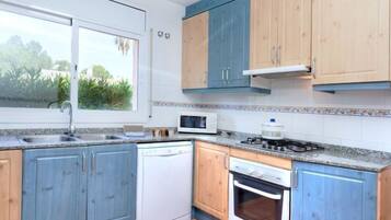 Een koelkast, een magnetron, een oven, een vaatwasser