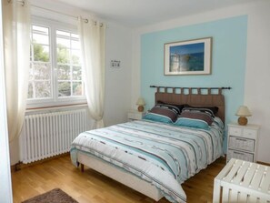 3 bedrooms, desk, iron/ironing board, Internet