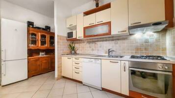 Jääkaappi, mikroaaltouuni, uuni, astianpesukone