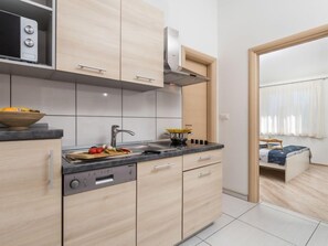 Fridge, microwave, dishwasher, cookware/dishes/utensils