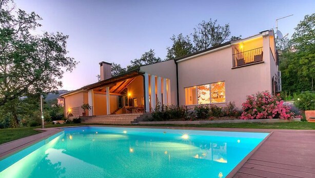 A modern house with a swimming pool, a covered patio, and a garden. - Vacation home Vesna by Interhome (Buzet)