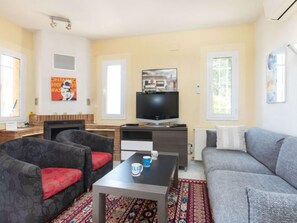 Una televisión, una chimenea