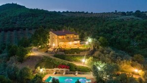 A large stone house with a swimming pool surrounded by lush greenery. - Vacation home Zen by Interhome (Castiglion Fiorentino)