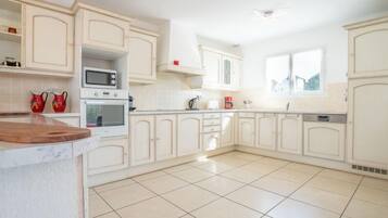 Réfrigérateur, micro-ondes, four, lave-vaisselle