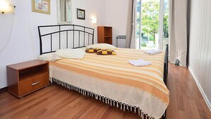 Una camera da letto con un letto, un comodino e vista sull'esterno.