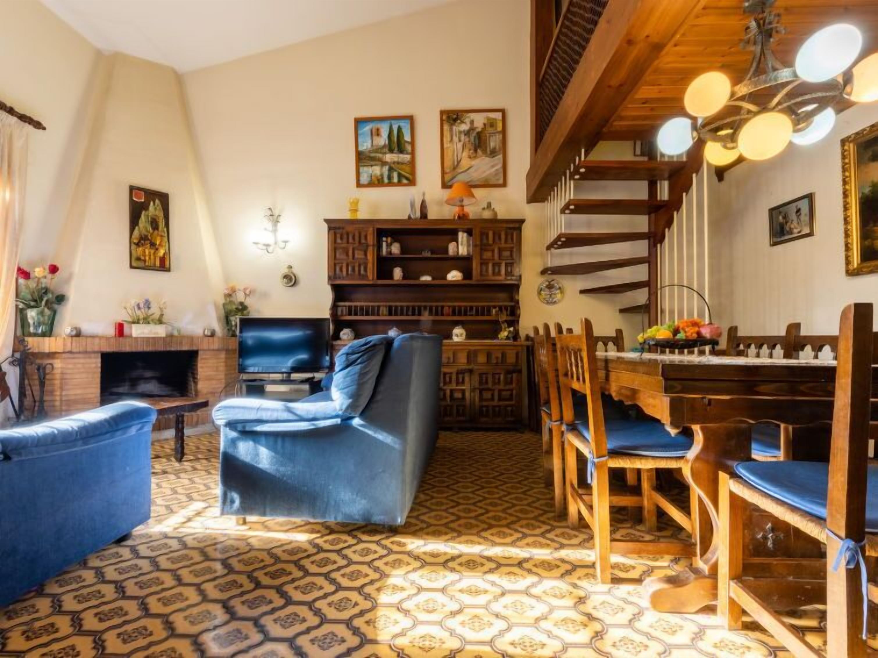 Una televisión, una chimenea